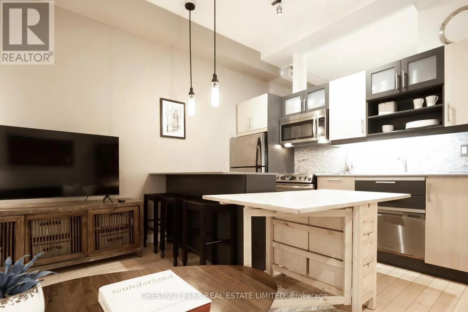 G06 - 350 WELLINGTON STREET W