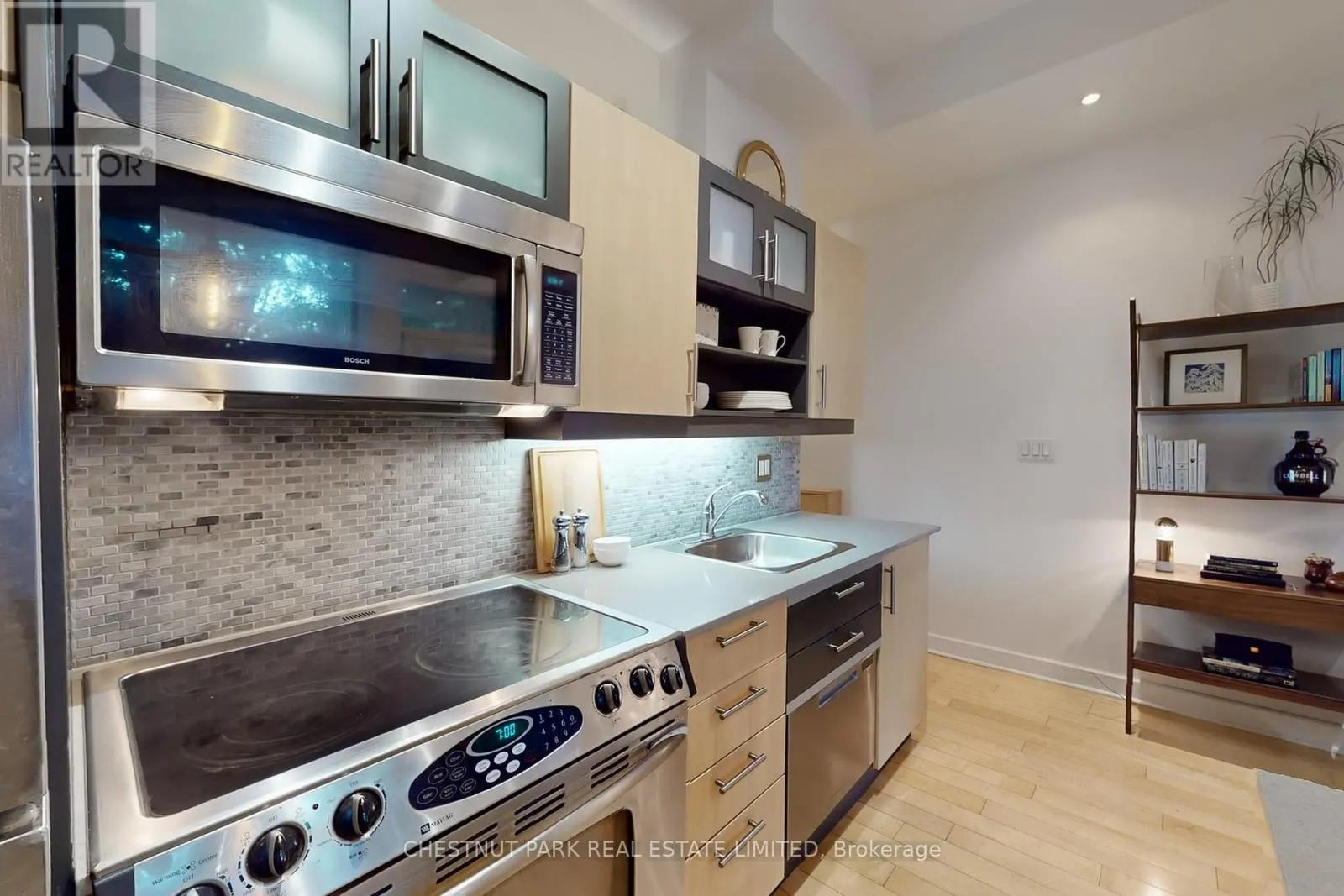 G06 - 350 WELLINGTON STREET W