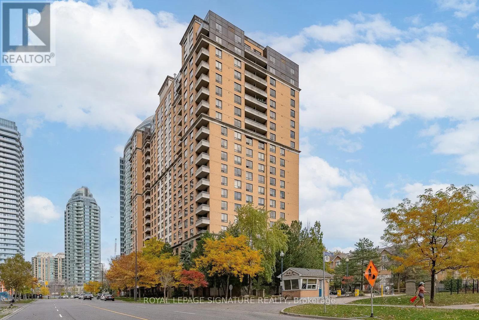 818 - 18 SOMMERSET WAY