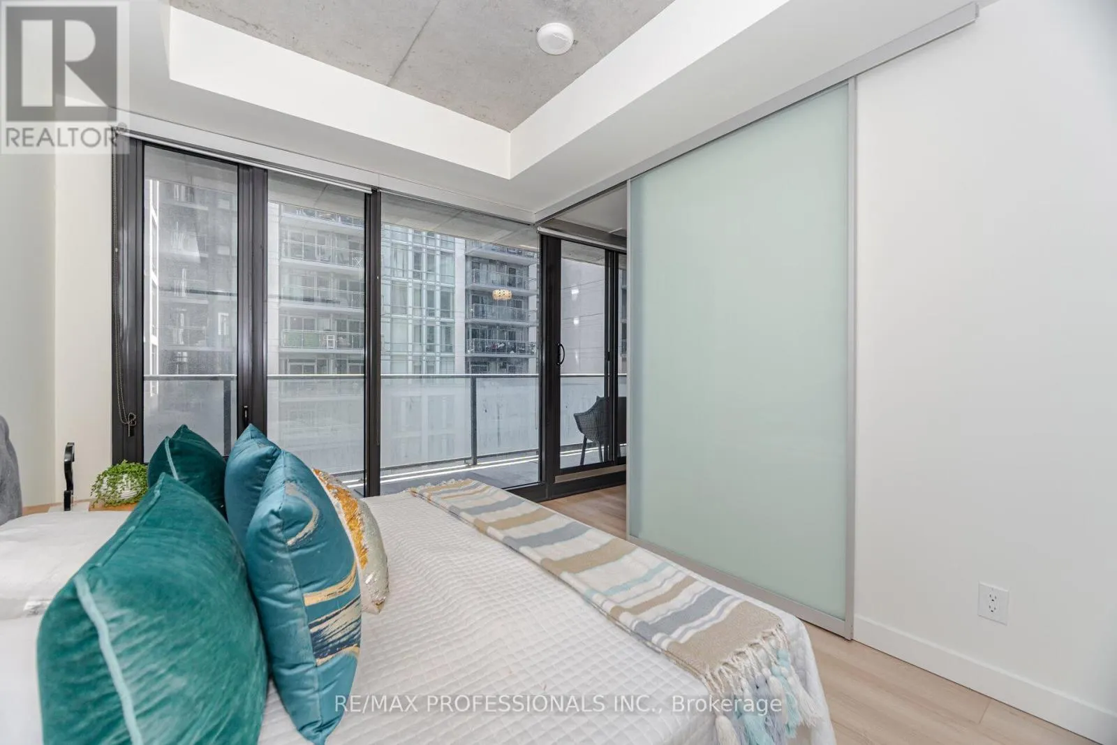 716 - 111 BATHURST STREET