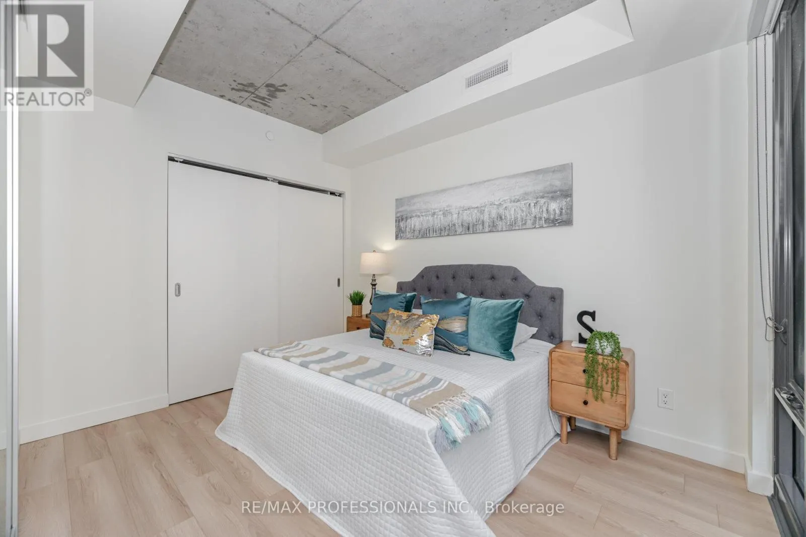 716 - 111 BATHURST STREET