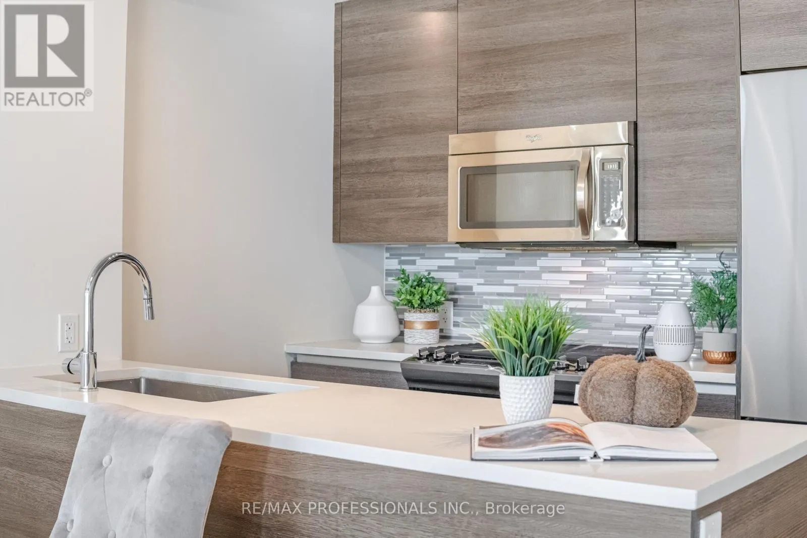 716 - 111 BATHURST STREET