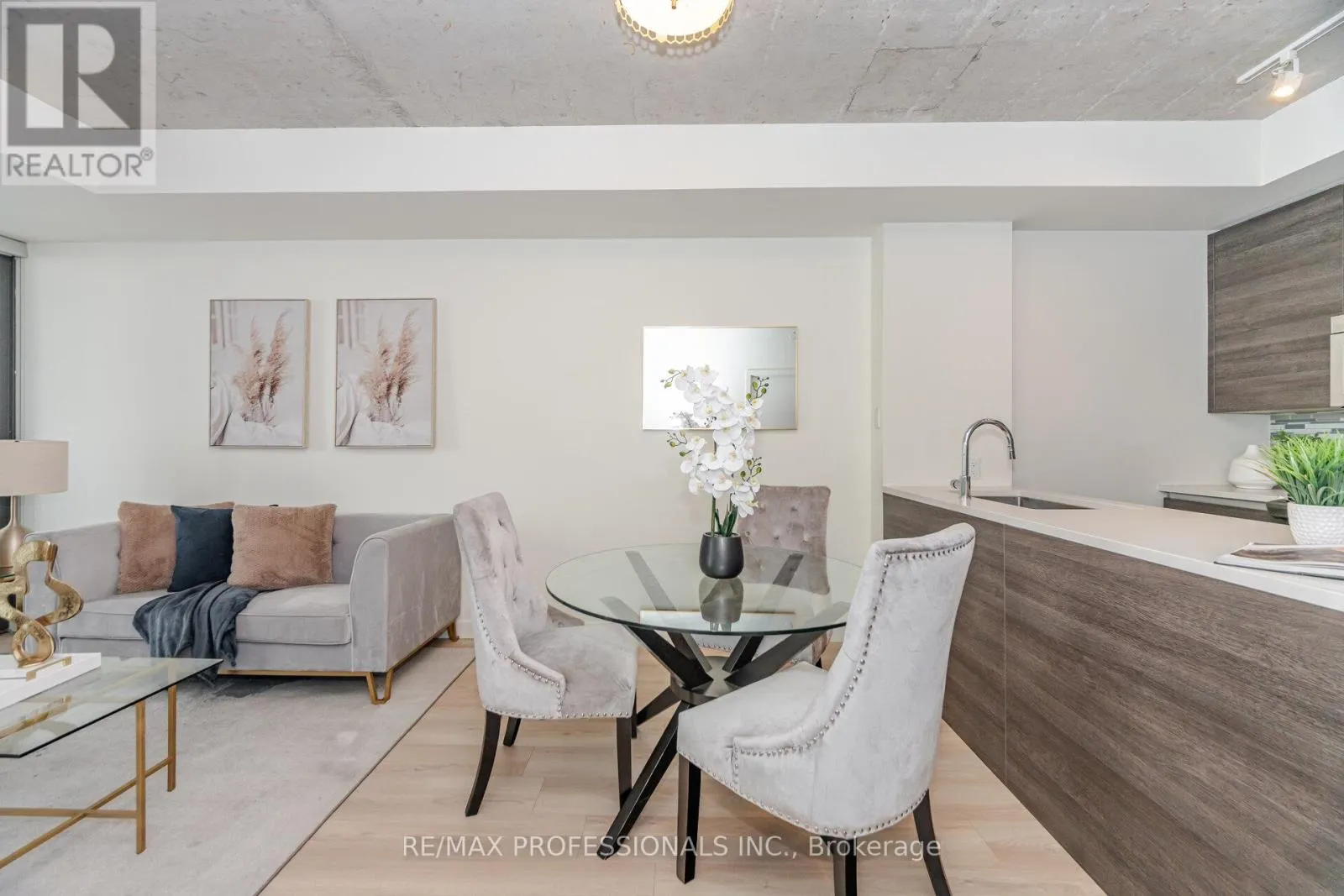716 - 111 BATHURST STREET