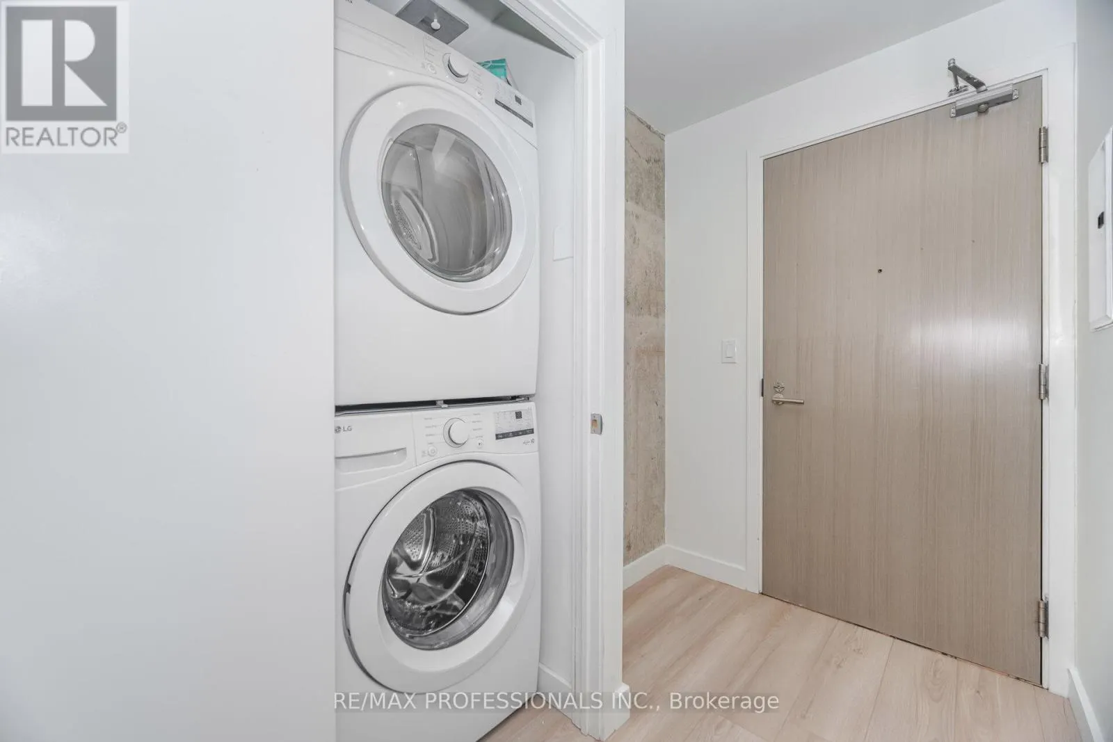 716 - 111 BATHURST STREET