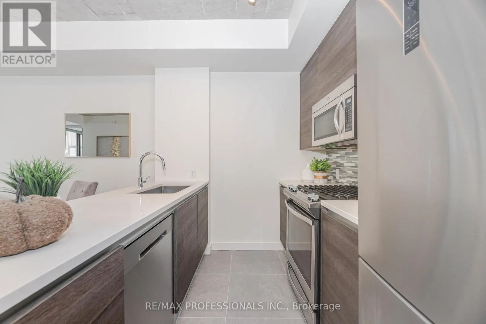 716 - 111 BATHURST STREET