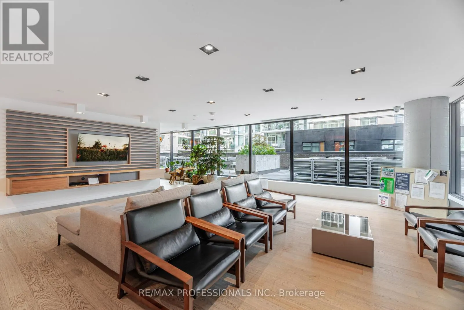716 - 111 BATHURST STREET