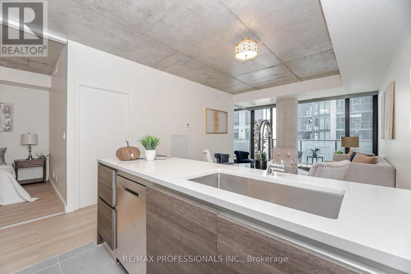 716 - 111 BATHURST STREET