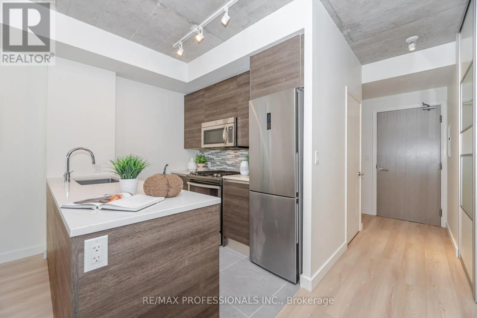 716 - 111 BATHURST STREET