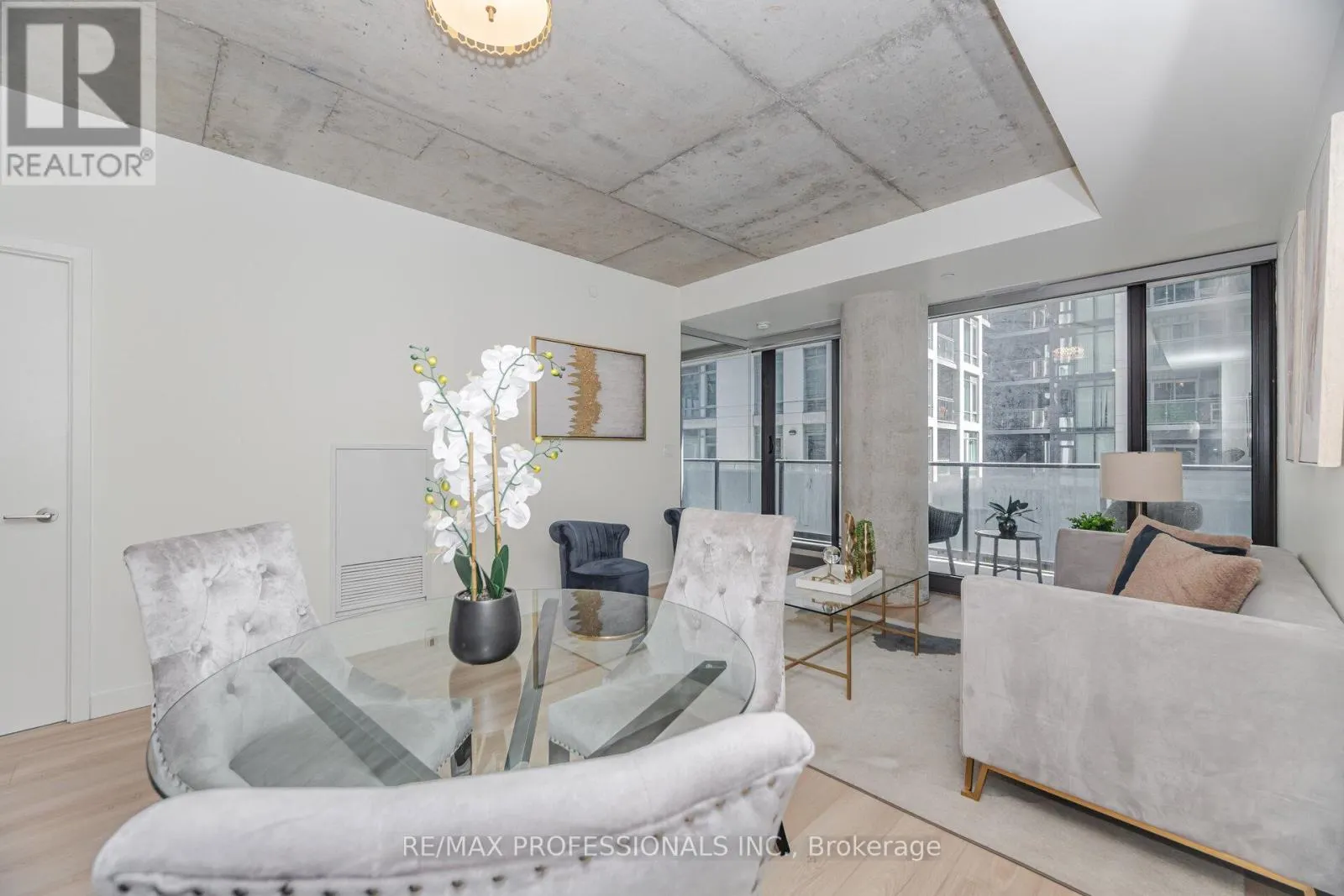 716 - 111 BATHURST STREET
