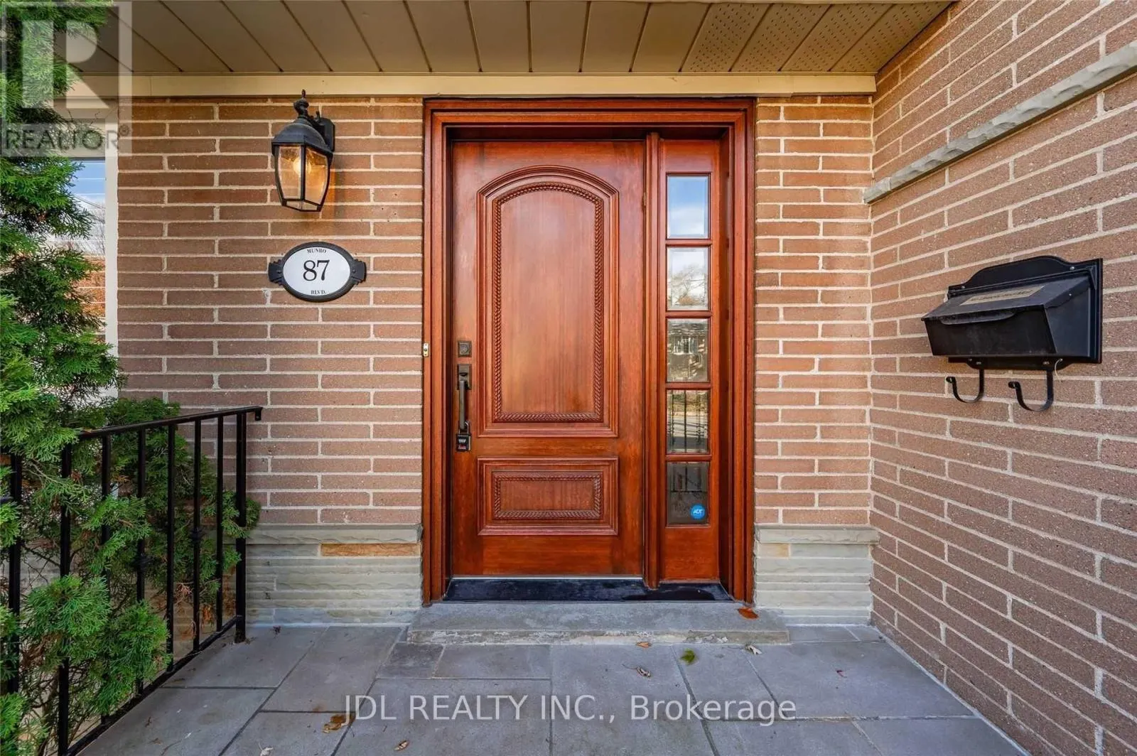 87 MUNRO BOULEVARD