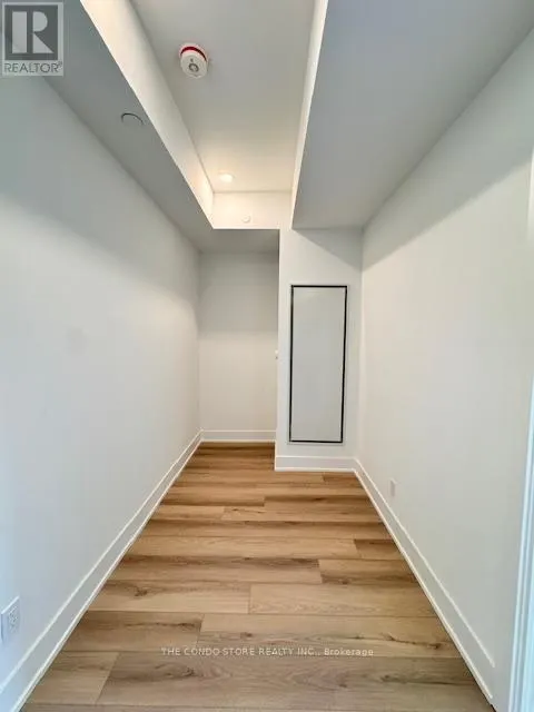 202 - 8 MANOR ROAD W