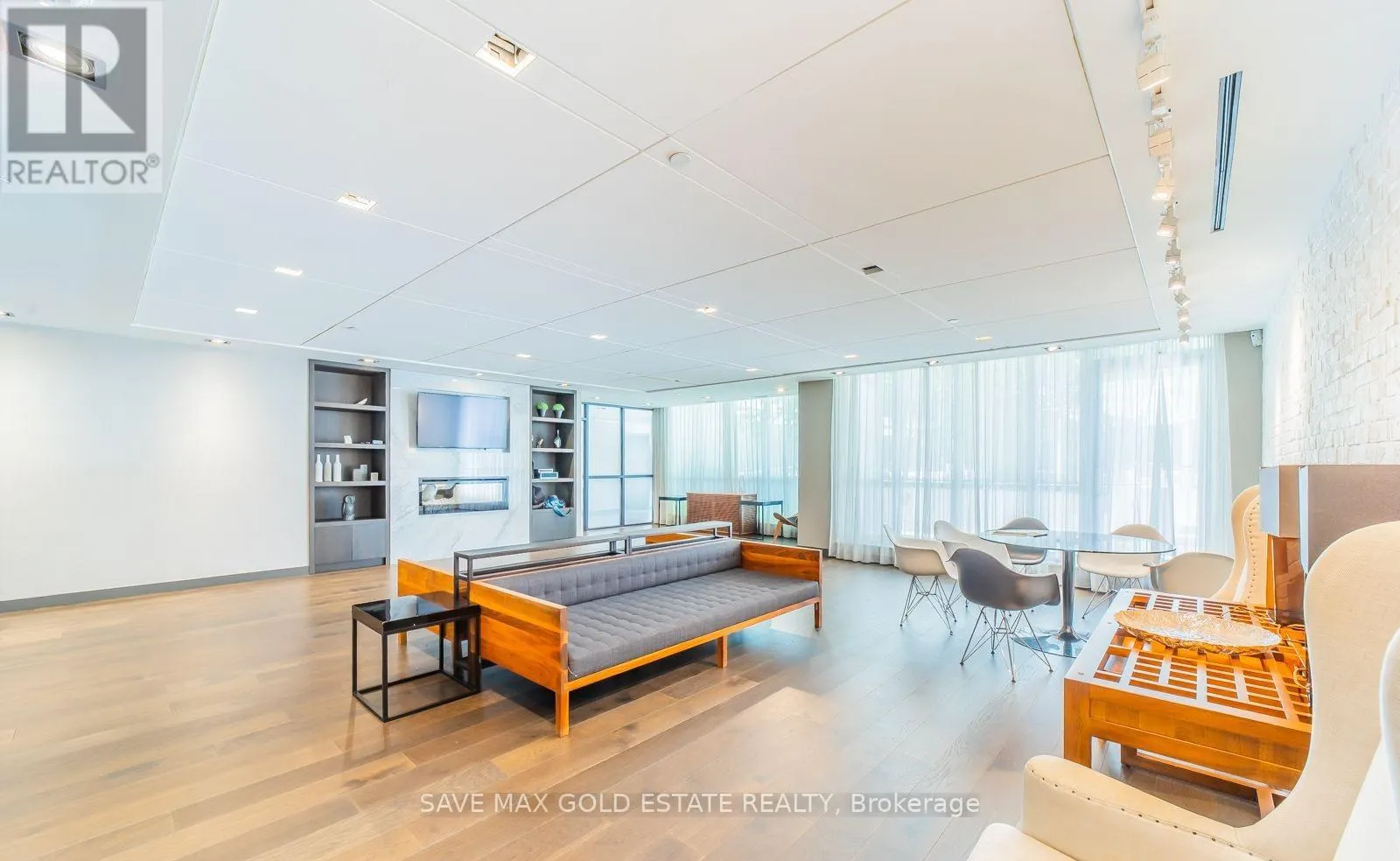 810 - 210 SIMCOE STREET