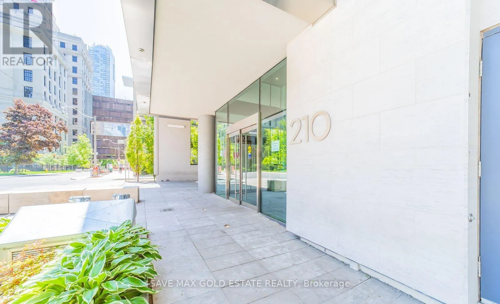 810 - 210 SIMCOE STREET