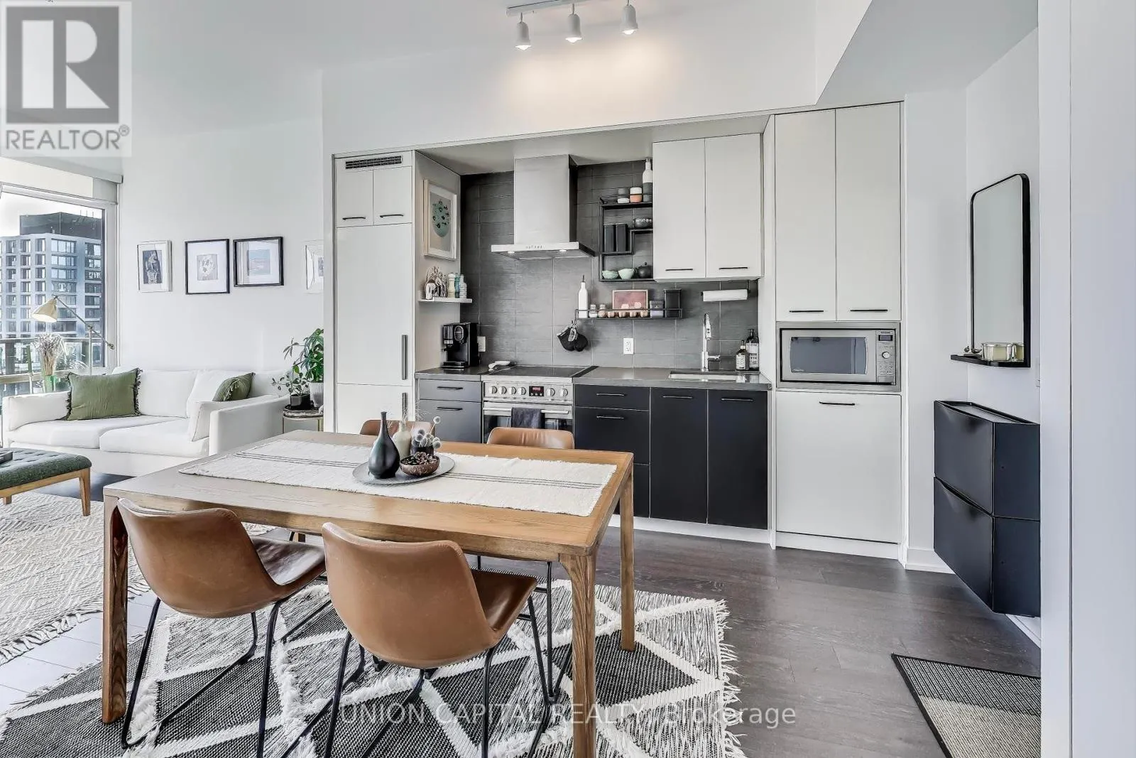 N1110 - 455 FRONT STREET E