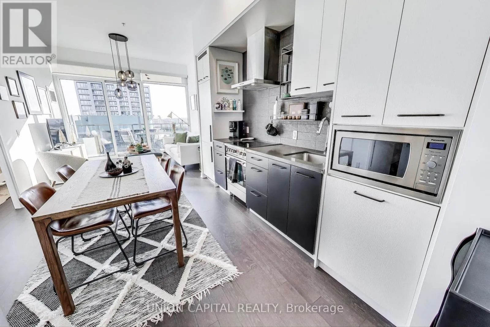 N1110 - 455 FRONT STREET E