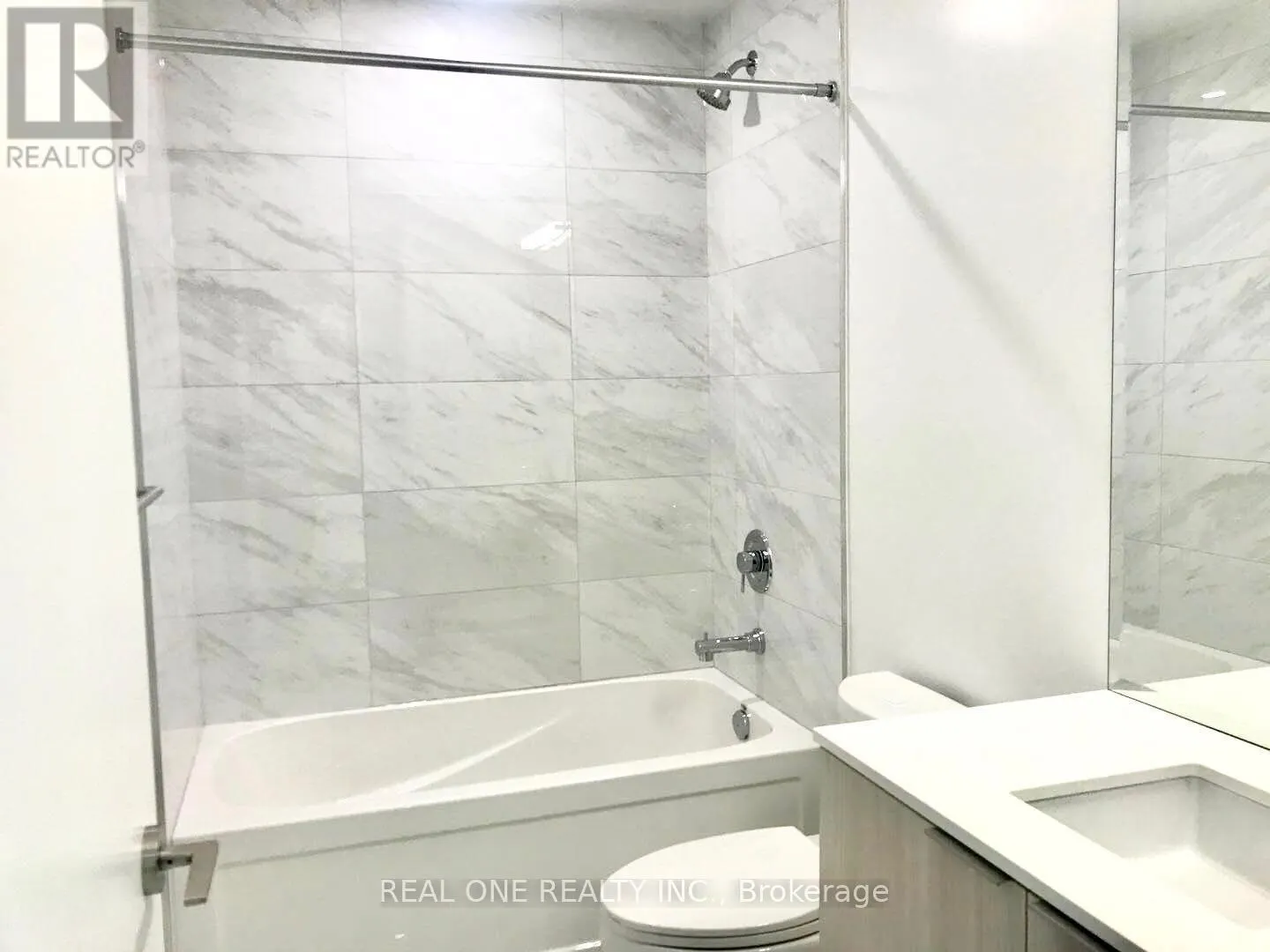 608 - 15 QUEENS QUAY E