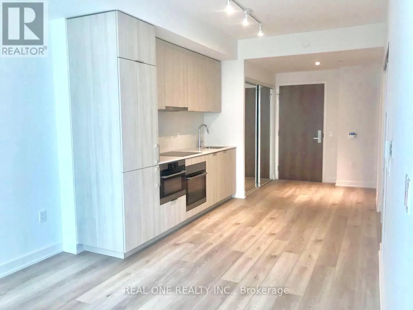 608 - 15 QUEENS QUAY E