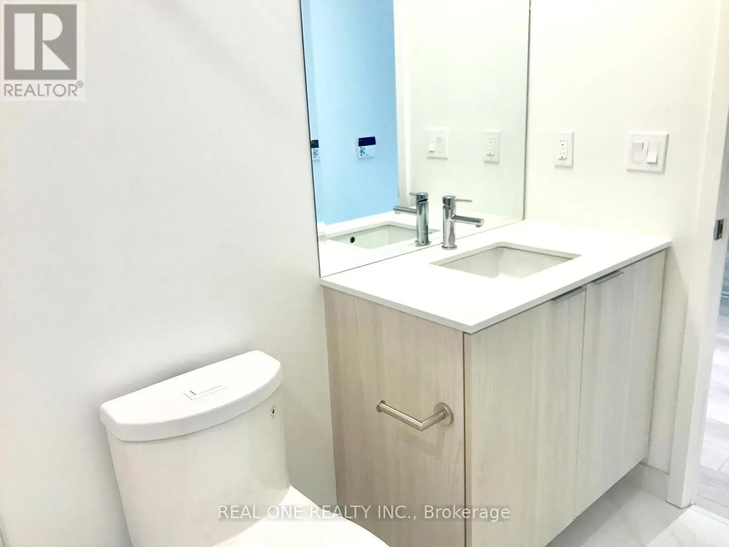 608 - 15 QUEENS QUAY E