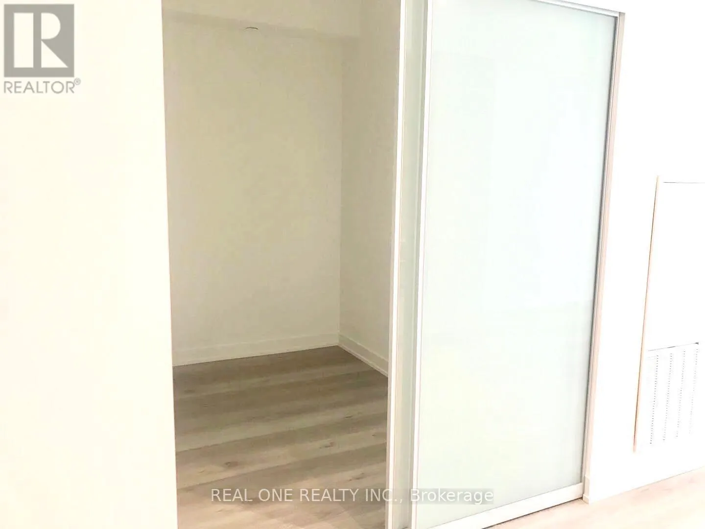 608 - 15 QUEENS QUAY E