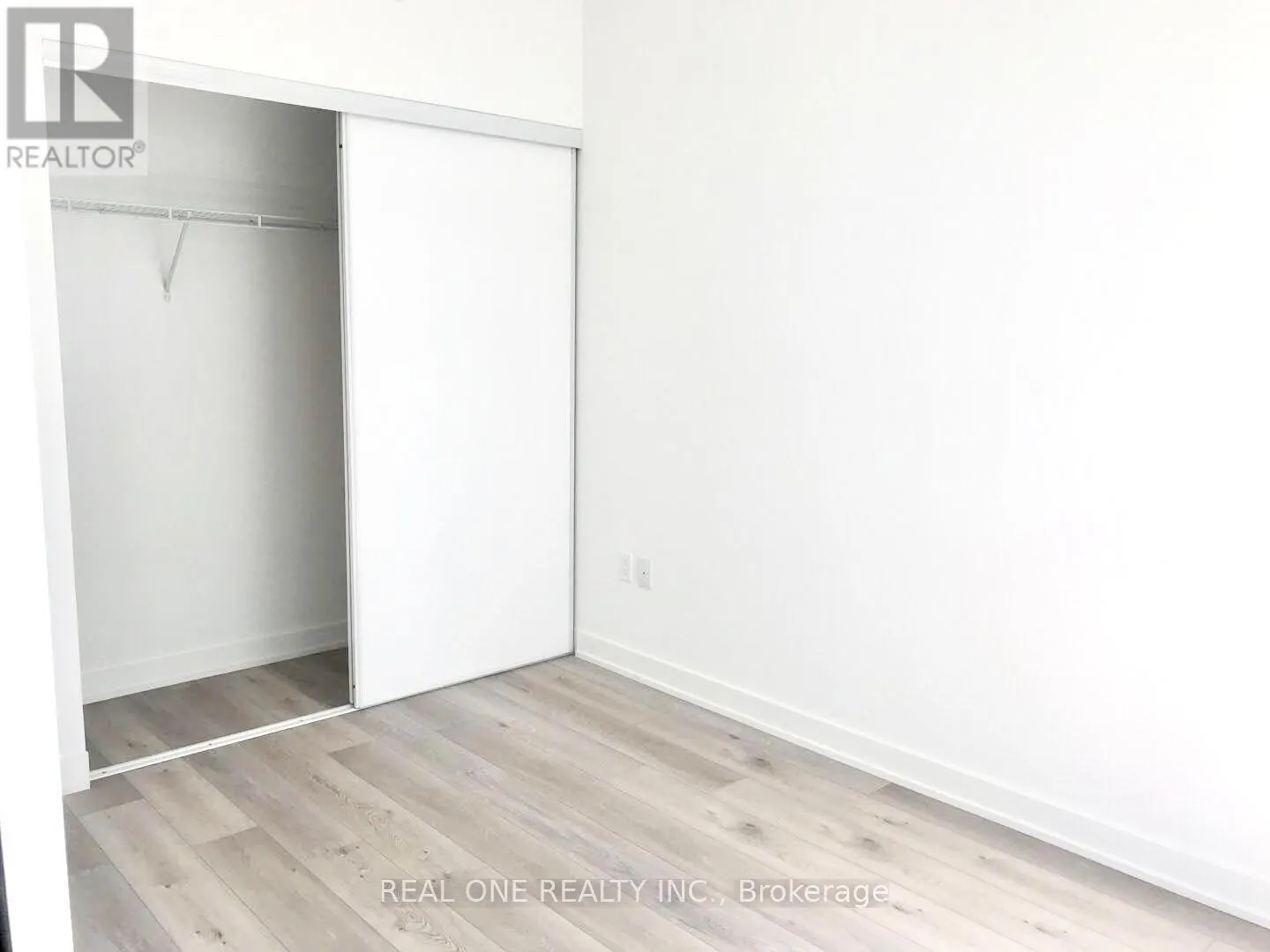 608 - 15 QUEENS QUAY E