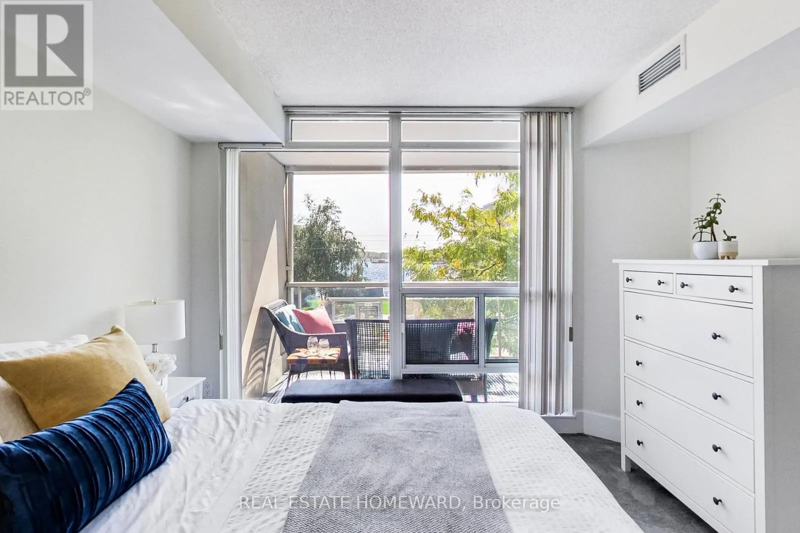 201 - 550 QUEENS QUAY W
