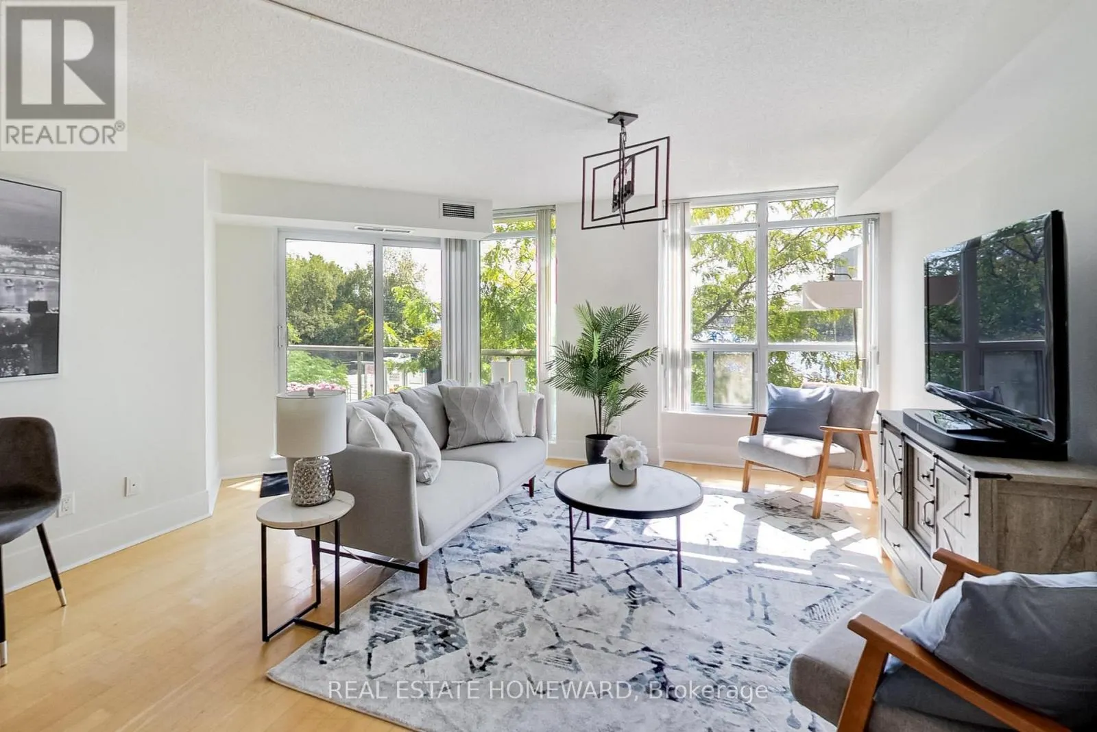 201 - 550 QUEENS QUAY W