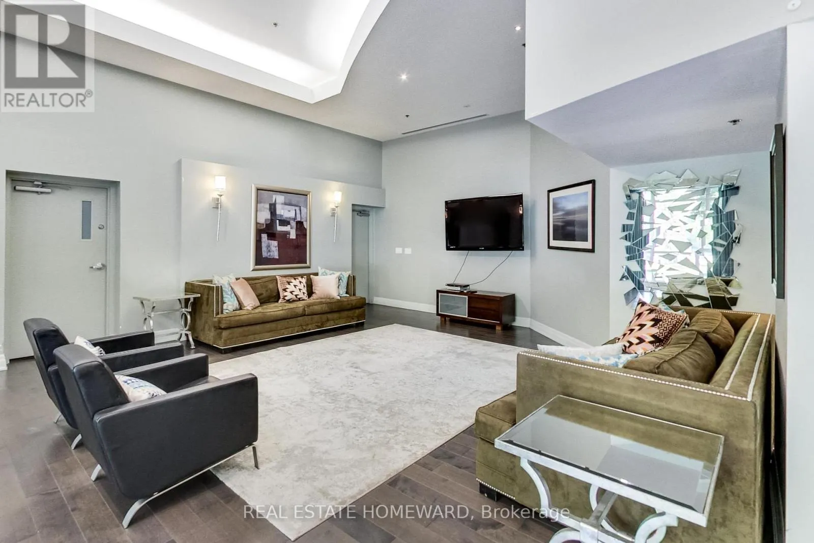 201 - 550 QUEENS QUAY W