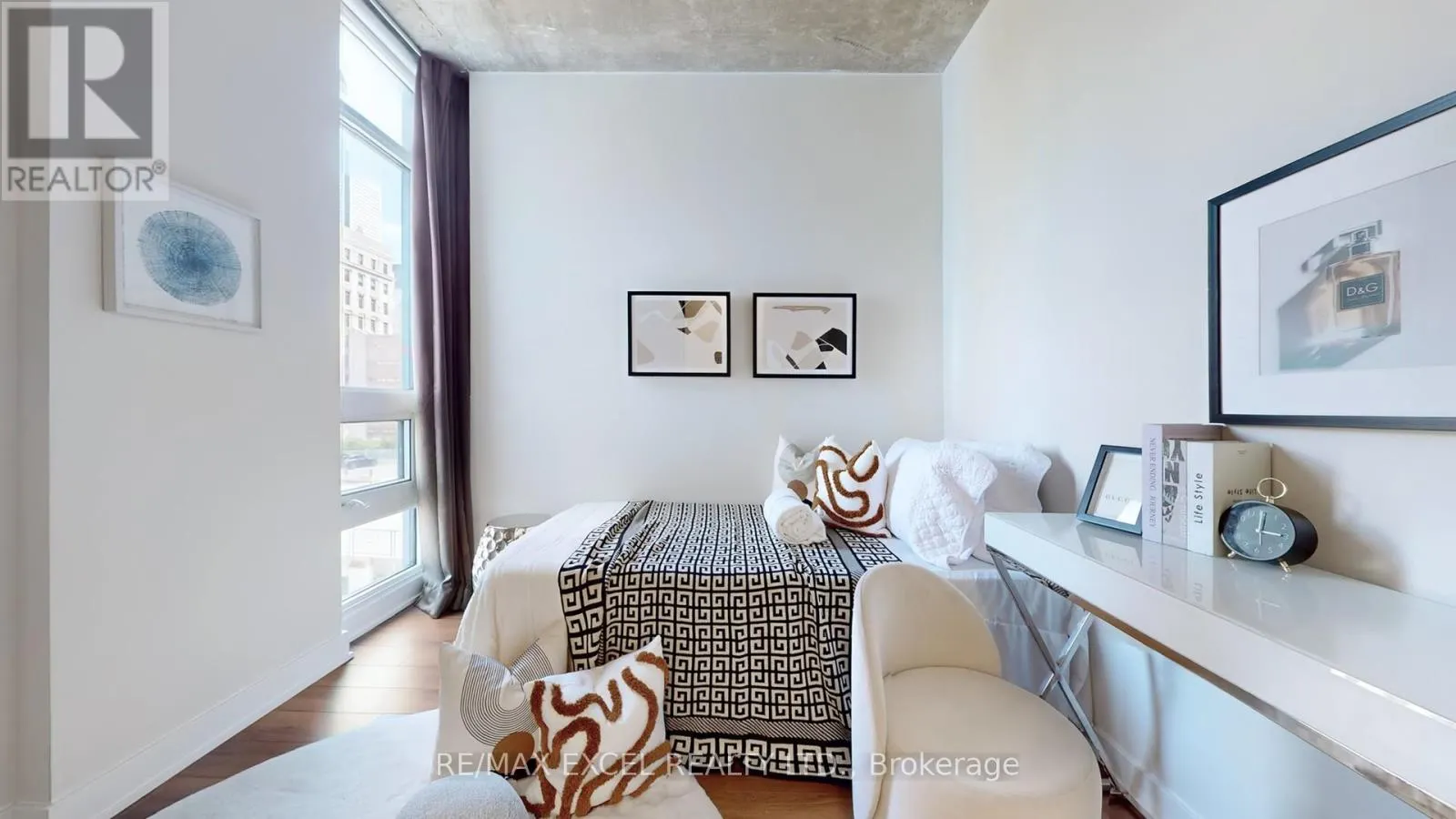 704 - 210 SIMCOE STREET