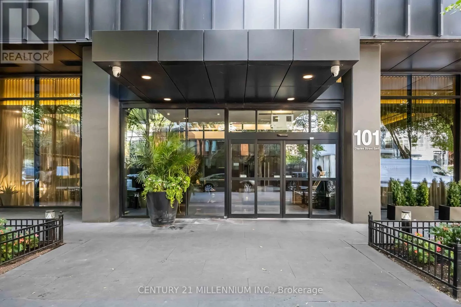 1006 - 101 CHARLES STREET E