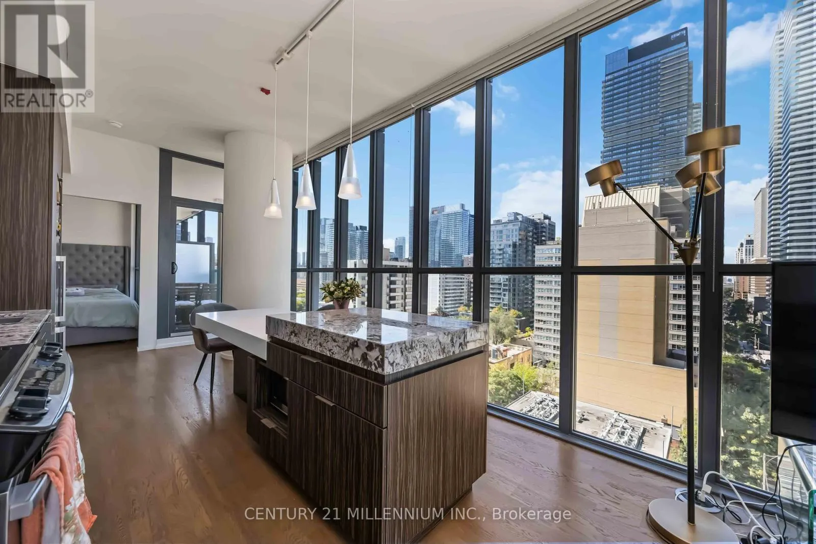1006 - 101 CHARLES STREET E