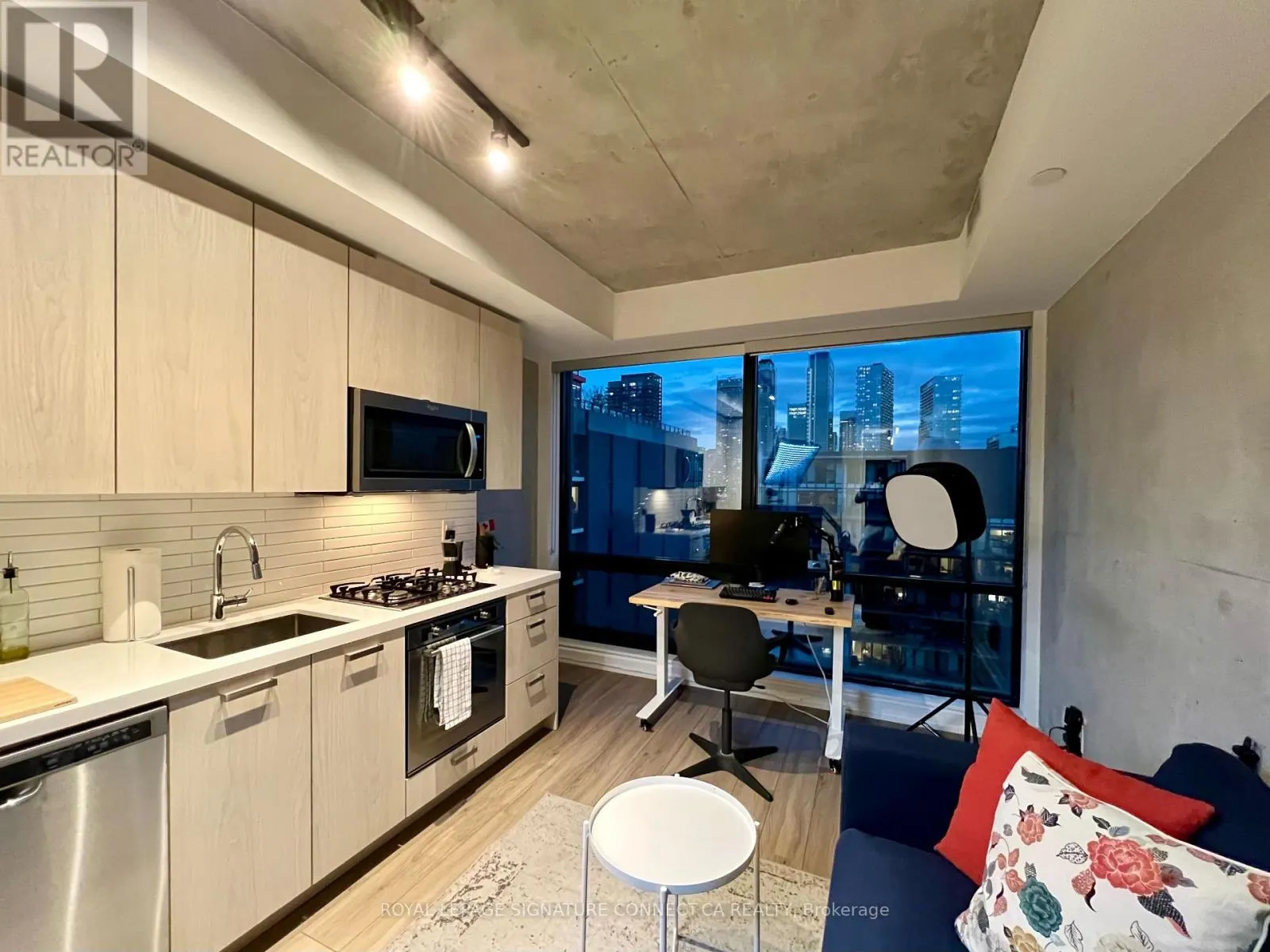 1006 - 458 RICHMOND STREET W