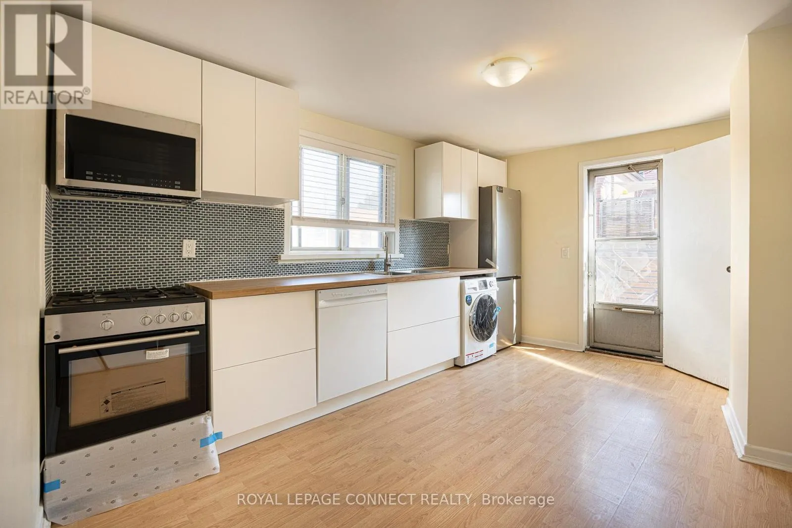 UPPER - 246 NIAGARA STREET