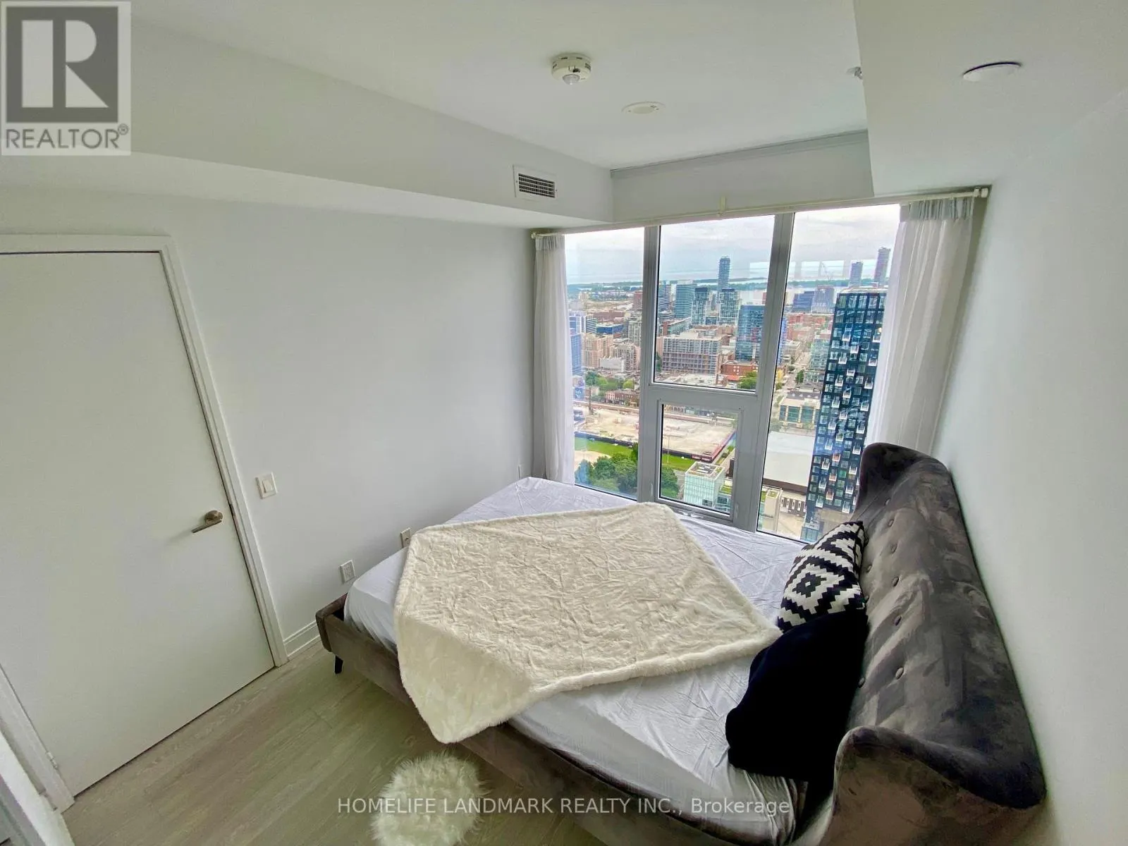 4206 - 181 DUNDAS STREET E