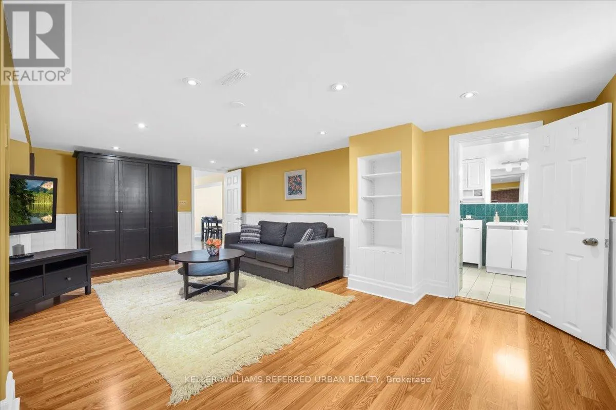 371 HOUNSLOW AVENUE
