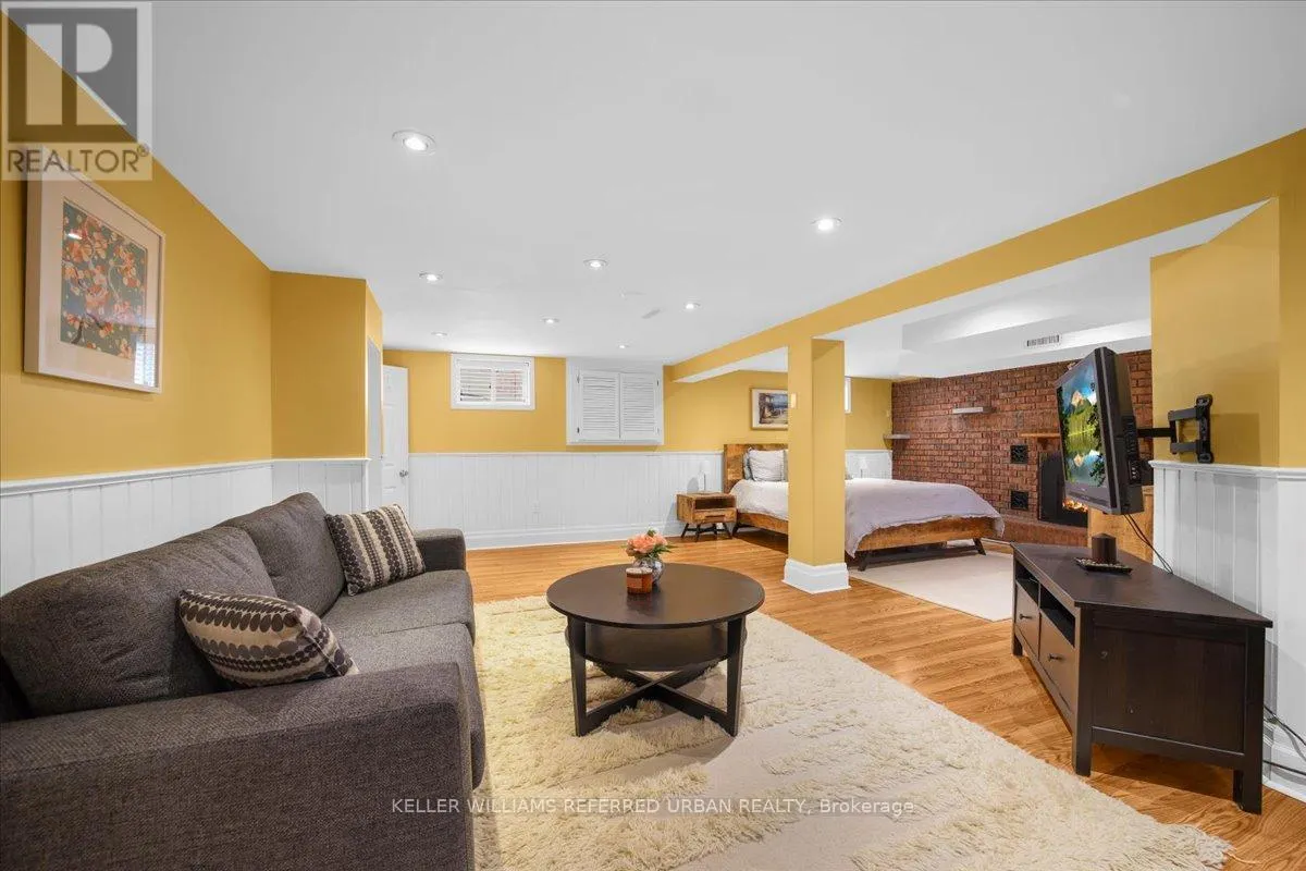 371 HOUNSLOW AVENUE