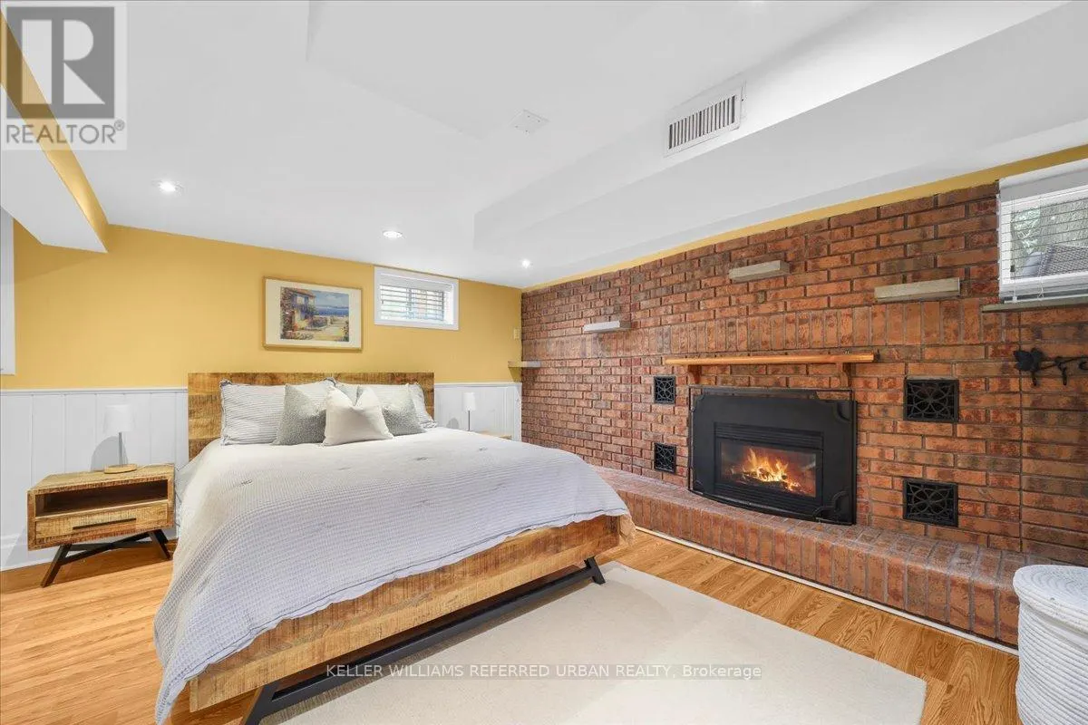 371 HOUNSLOW AVENUE