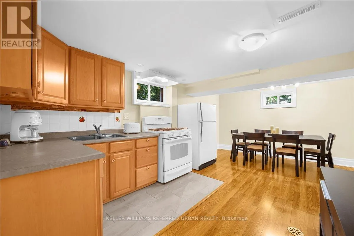 371 HOUNSLOW AVENUE