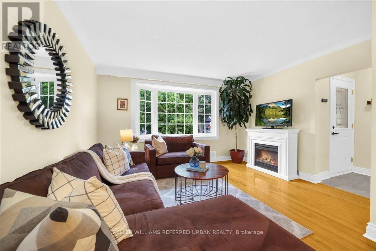 371 HOUNSLOW AVENUE