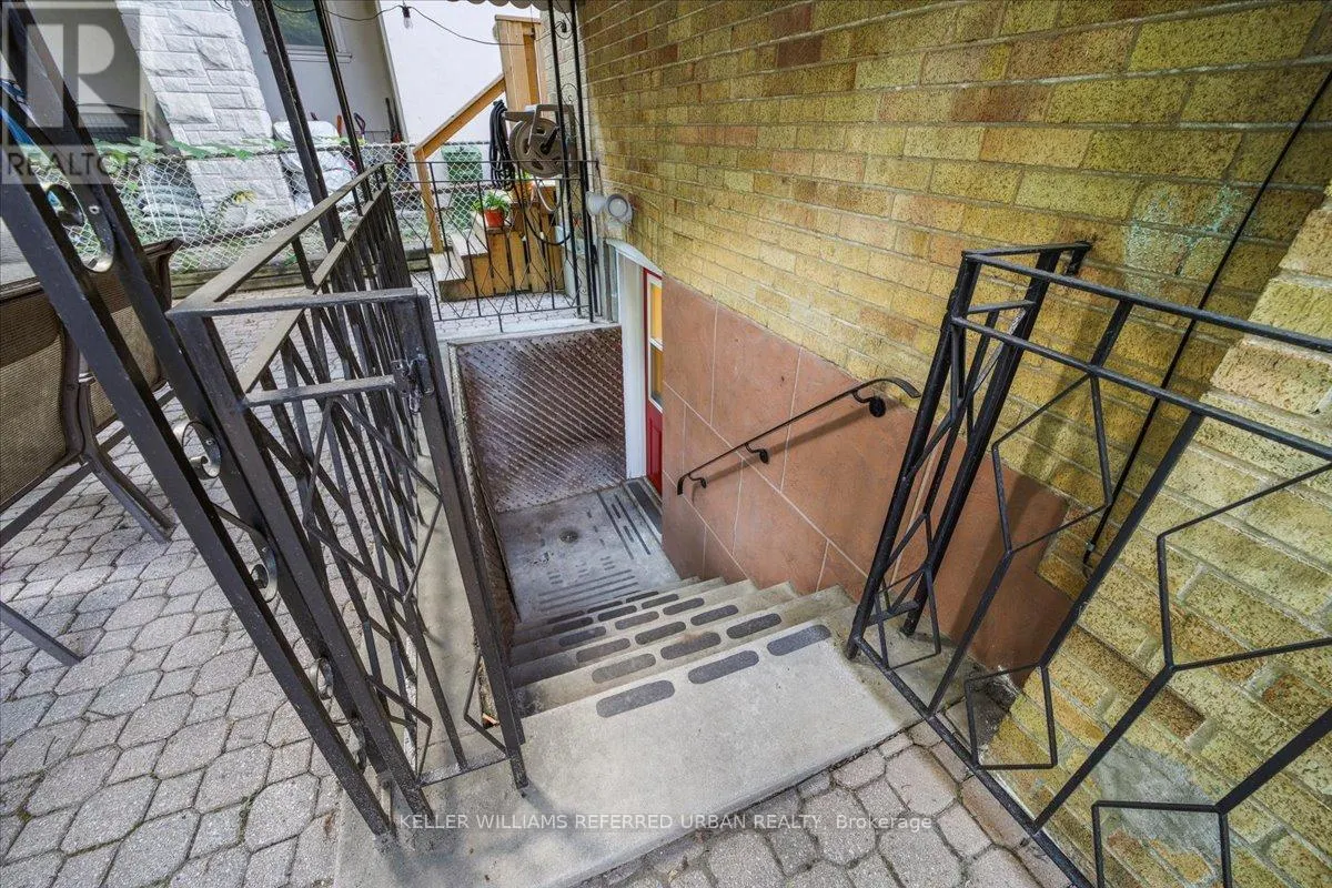 371 HOUNSLOW AVENUE
