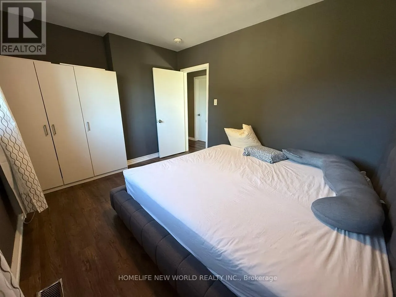 1-BEDROOM FACING BACKYARD - 30 CASTLEGROVE BOULEVARD
