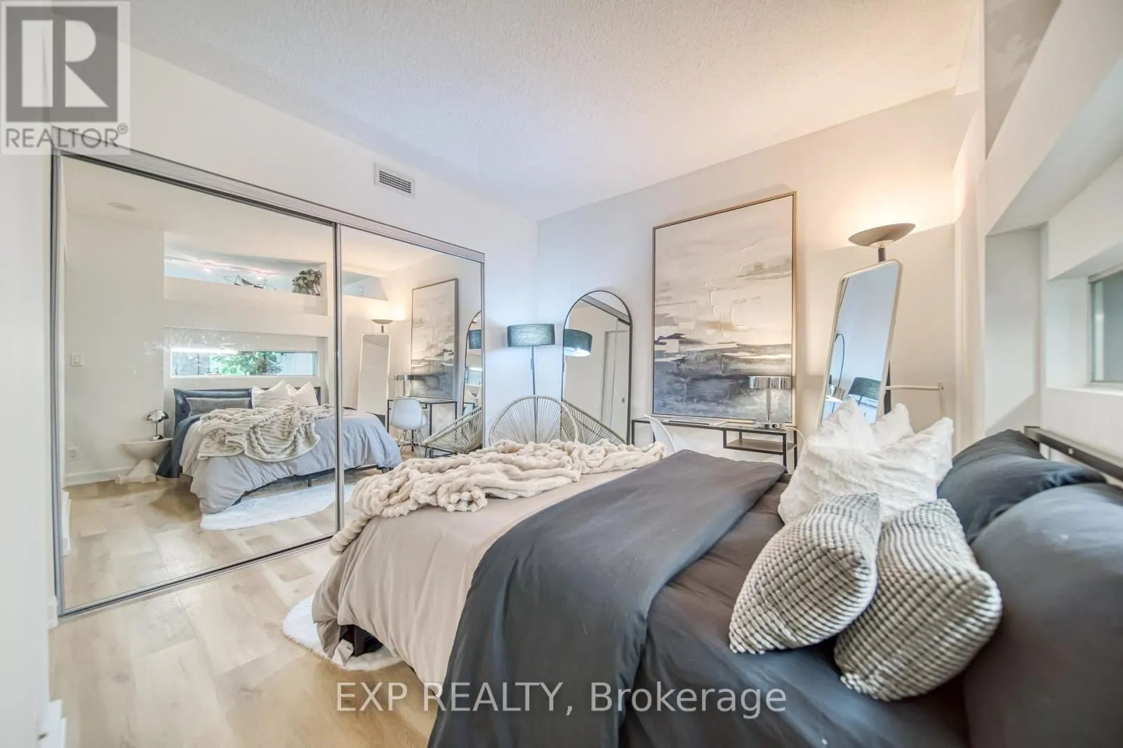 M10 - 350 WELLINGTON STREET W