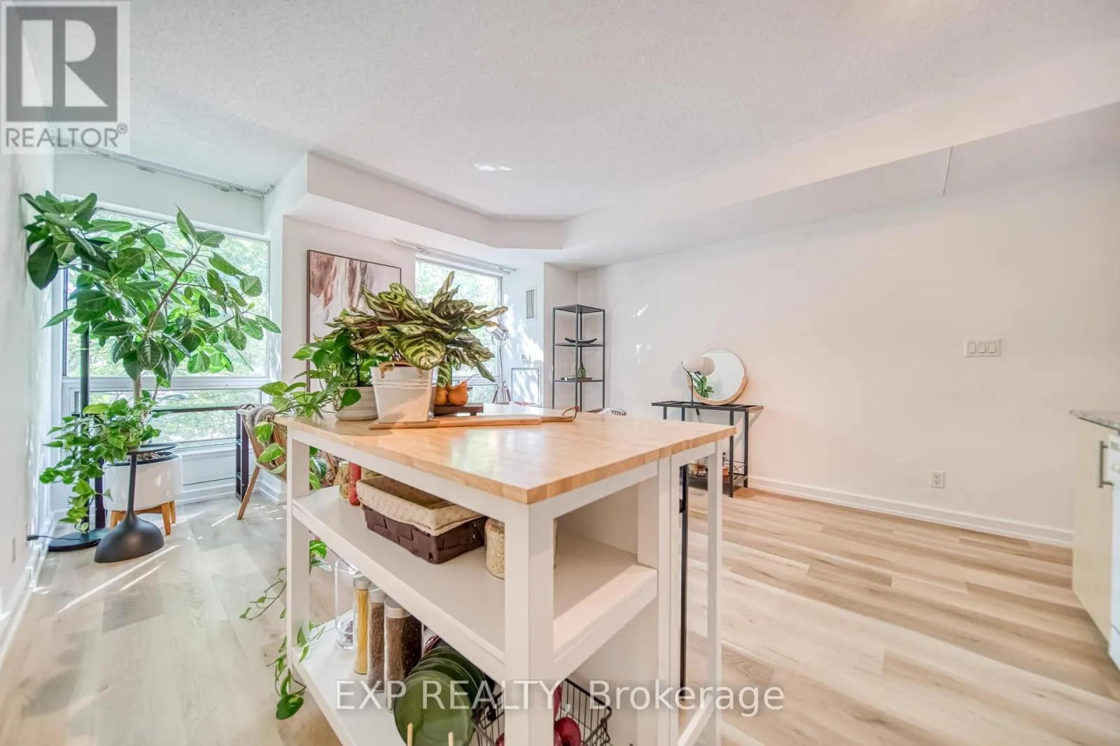 M10 - 350 WELLINGTON STREET W