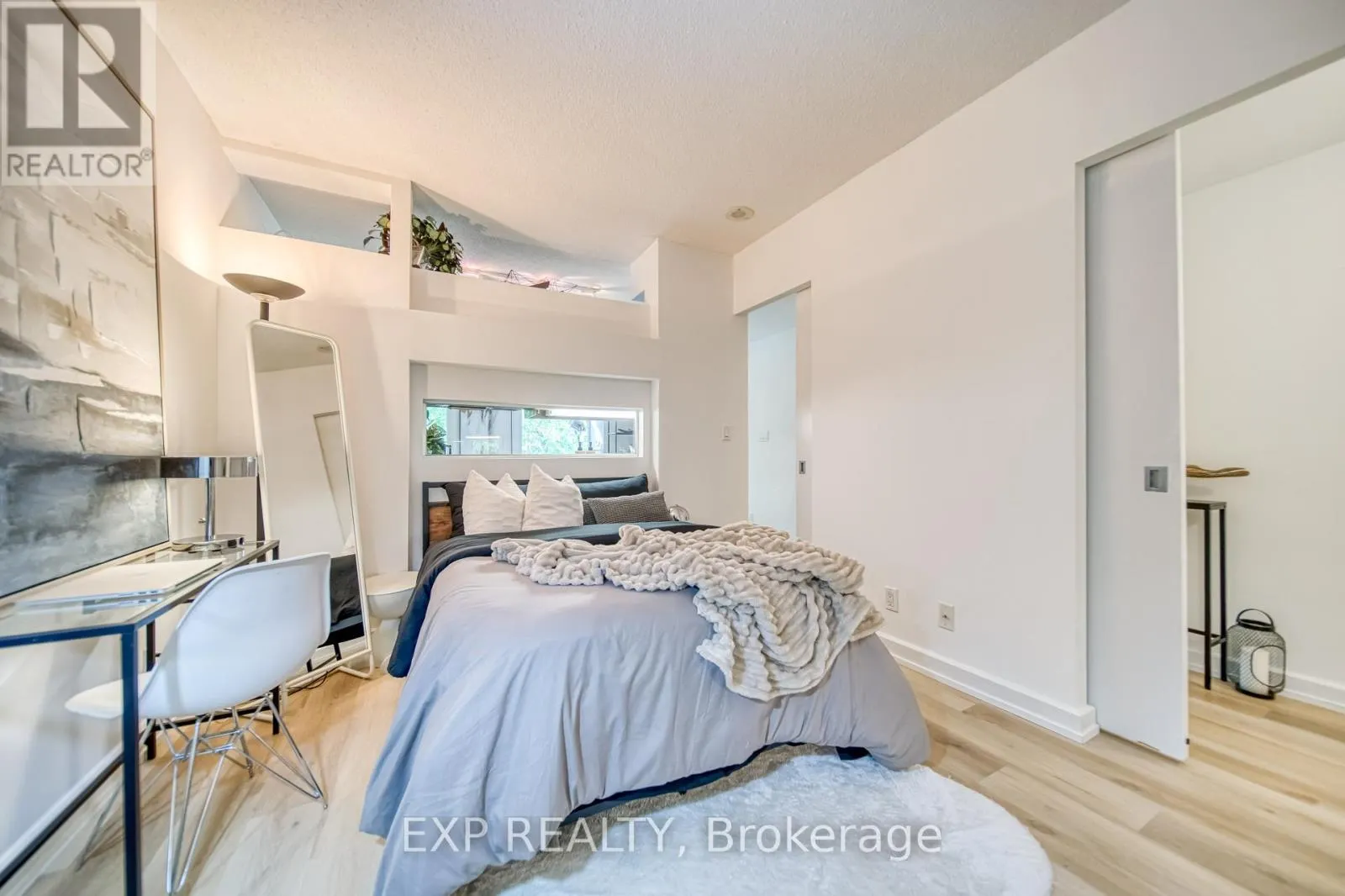 M10 - 350 WELLINGTON STREET W