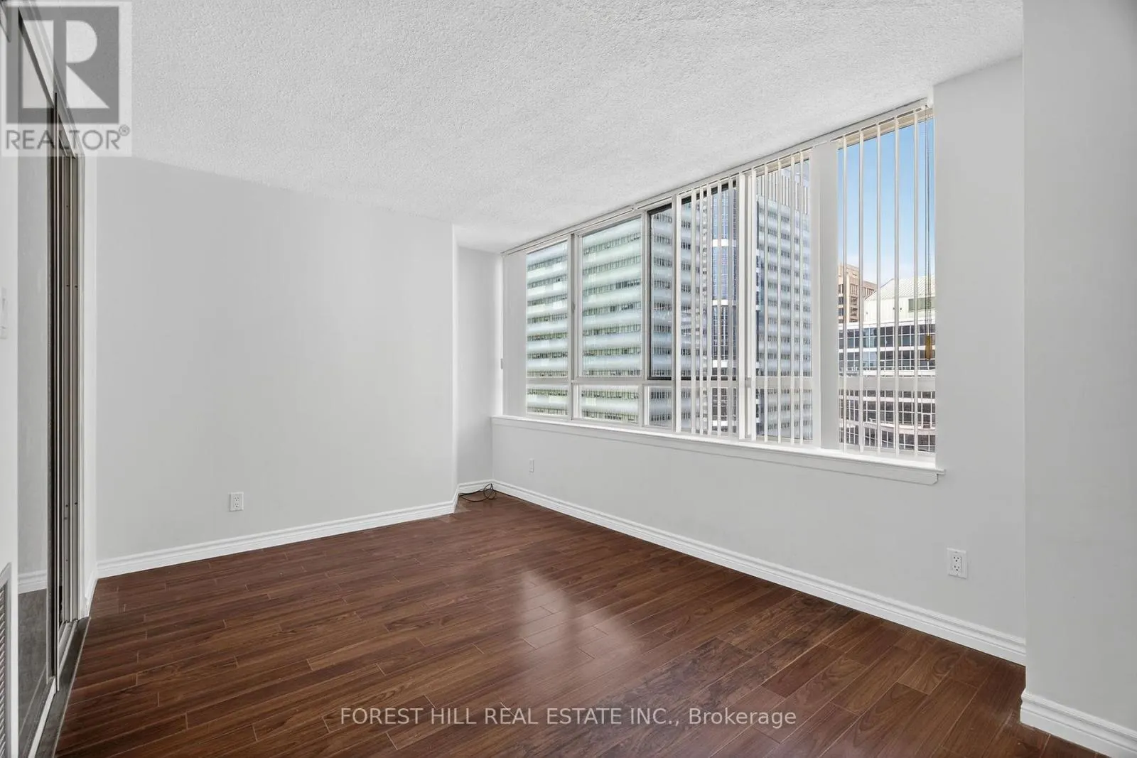 2322 - 633 BAY STREET