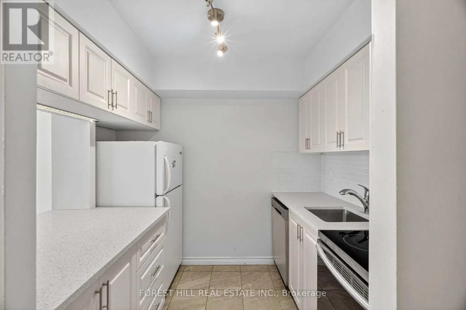 2322 - 633 BAY STREET