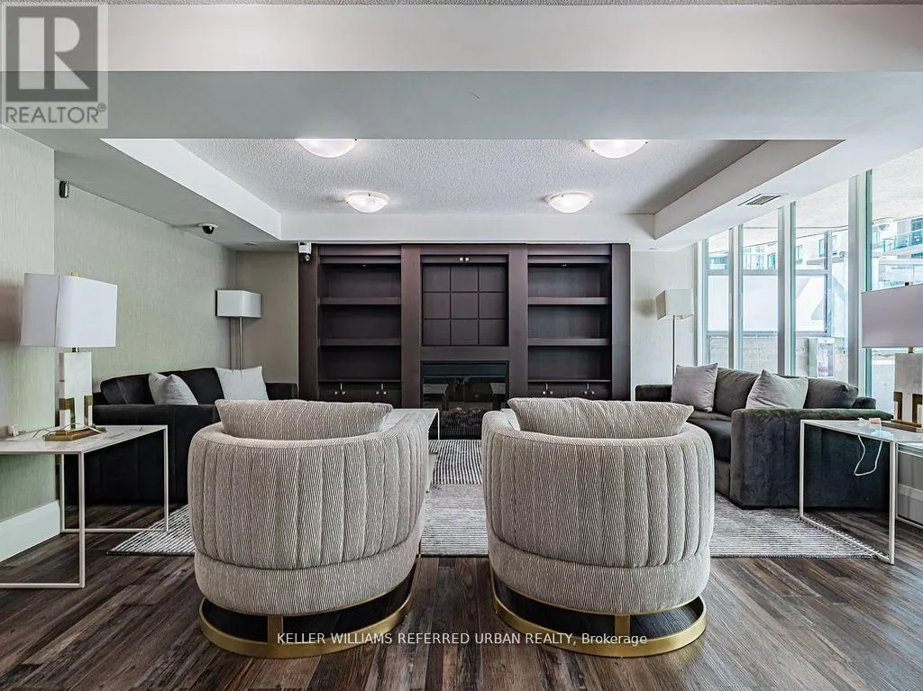 705 - 30 GRAND TRUNK CRESCENT