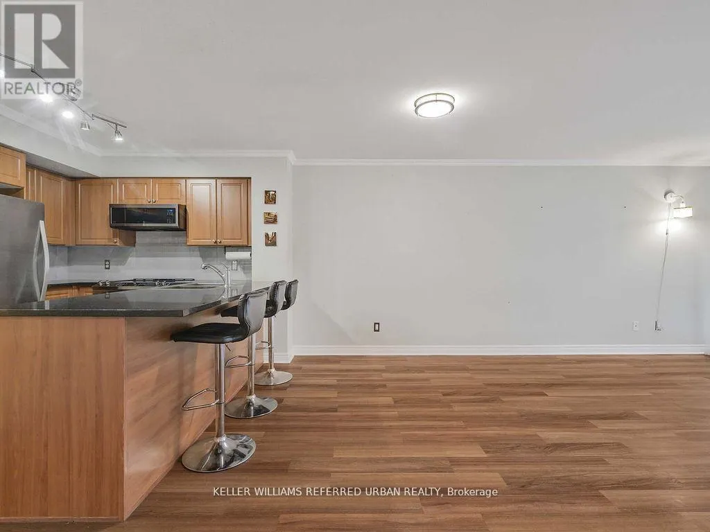705 - 30 GRAND TRUNK CRESCENT