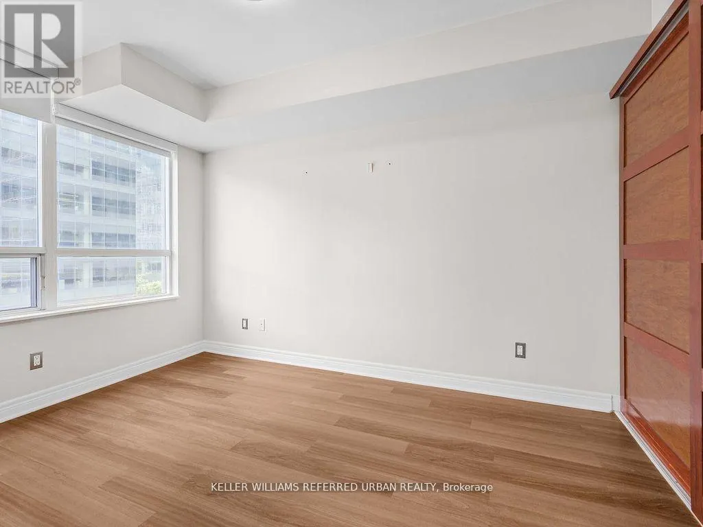 705 - 30 GRAND TRUNK CRESCENT