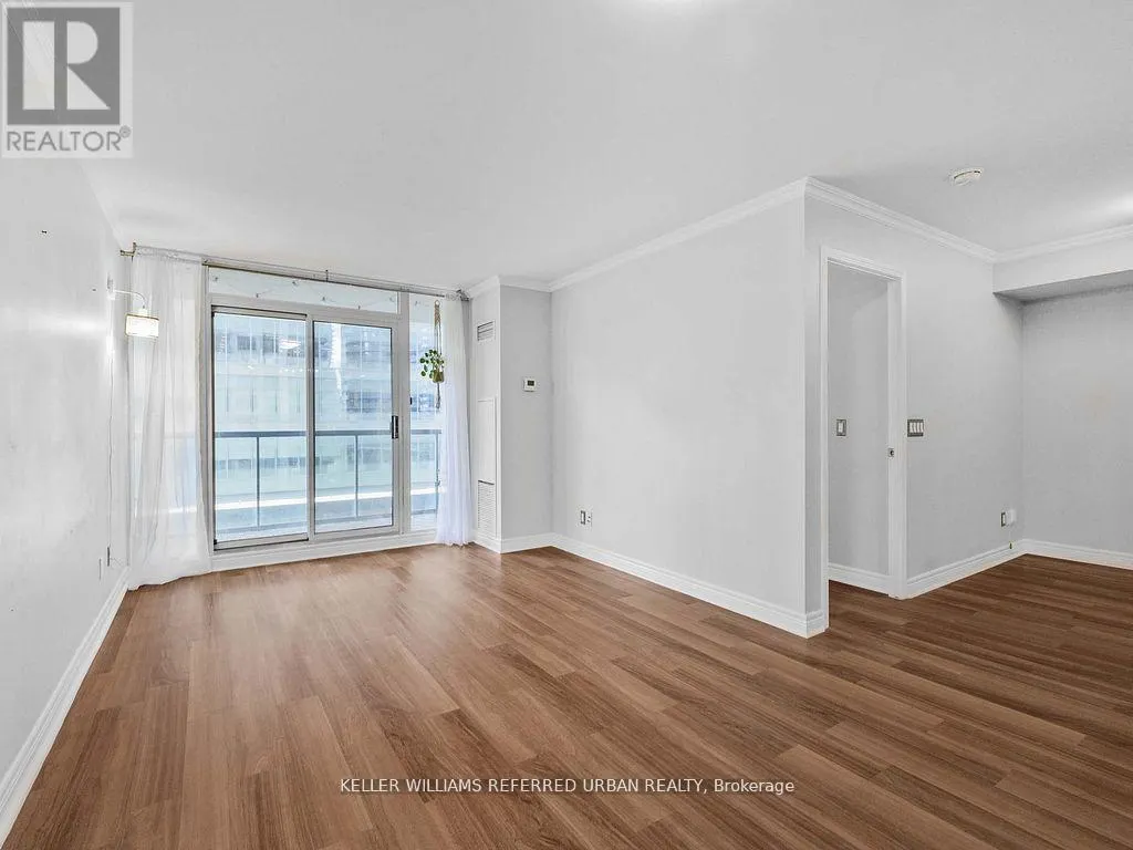 705 - 30 GRAND TRUNK CRESCENT