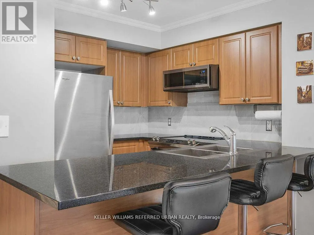 705 - 30 GRAND TRUNK CRESCENT